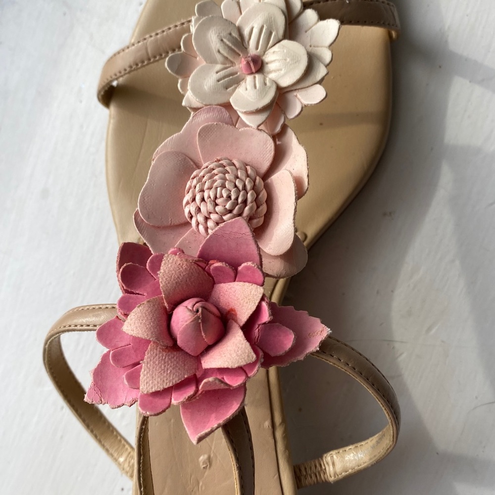 Loft woman sandals flowers strappy size 9 low heel
